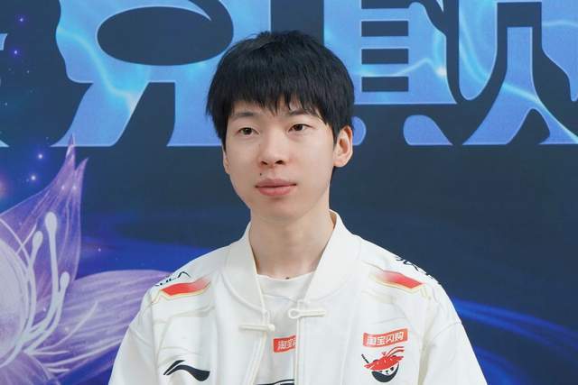 个LPL首, em