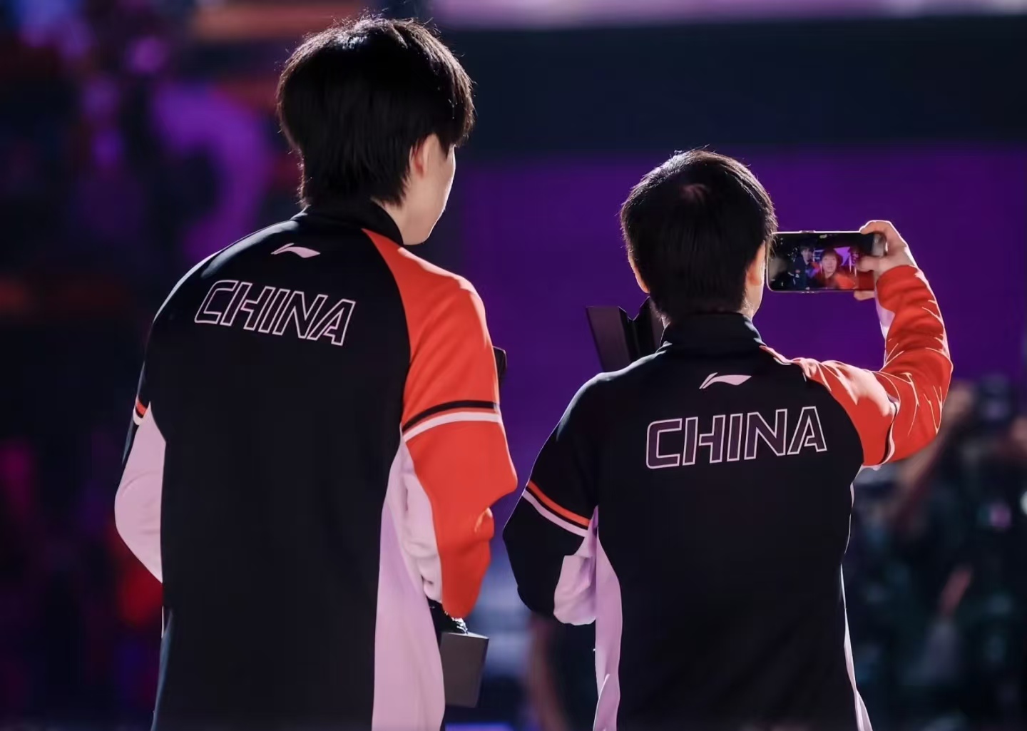 极稳, 夺冠合影, 肩站上领奖